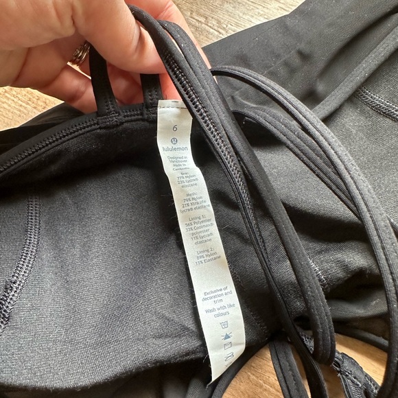 Lululemon size 6 high neck sports bra. Bra pads included. - Picture 3 of 4